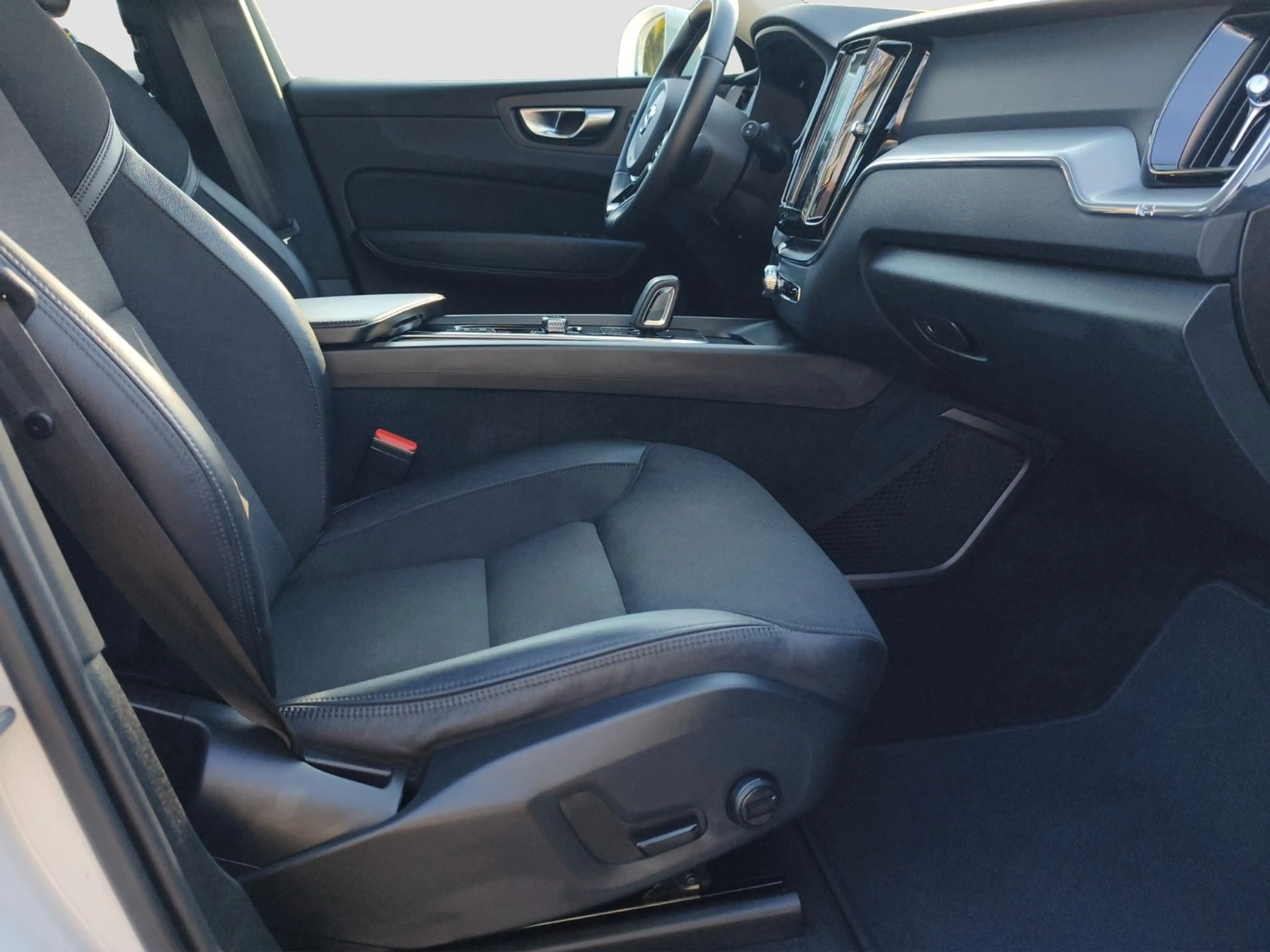 Volvo XC60 B4 Momentum Pro AWD — photo 15