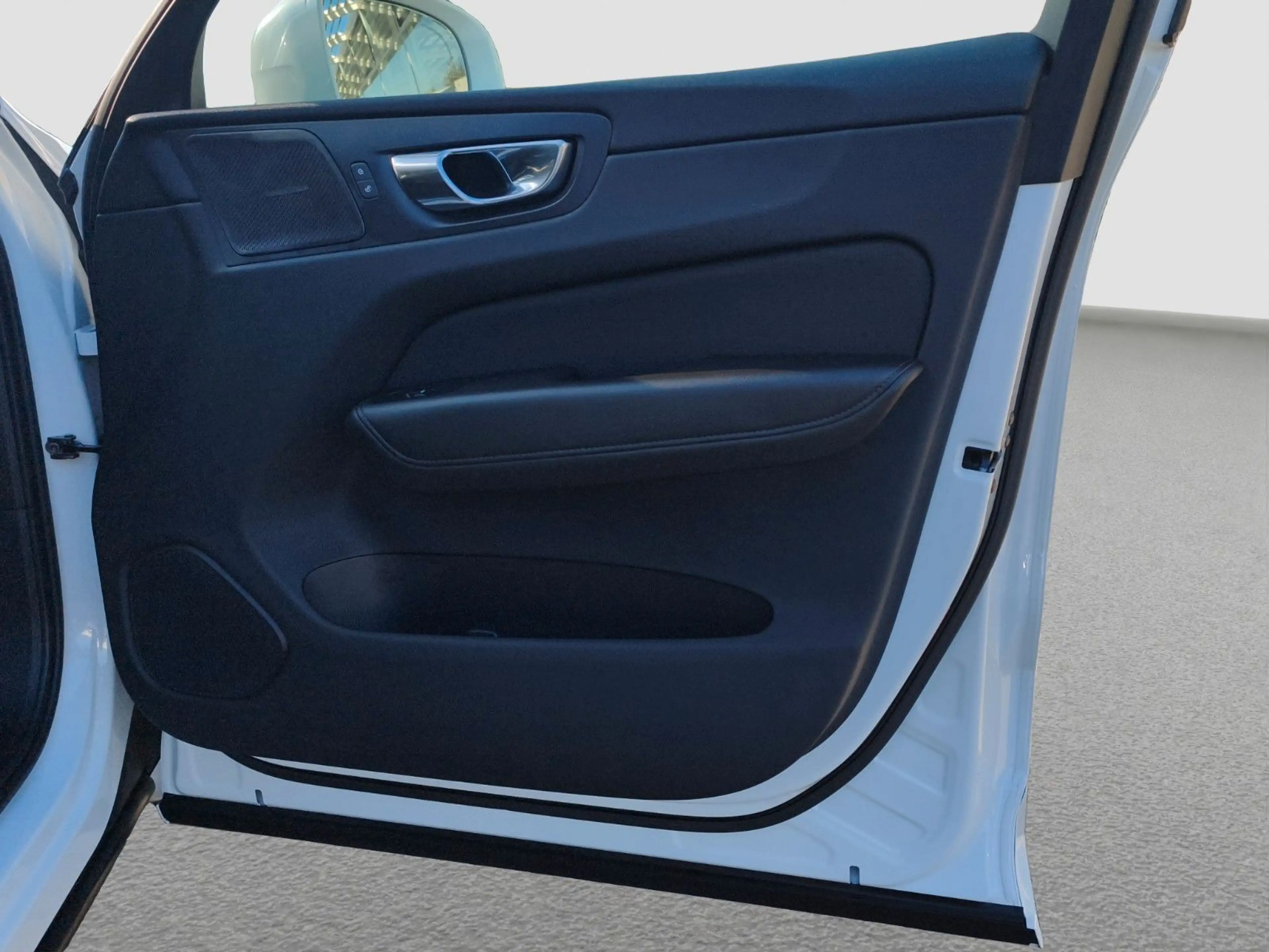 Volvo XC60 B4 Momentum Pro AWD — photo 16