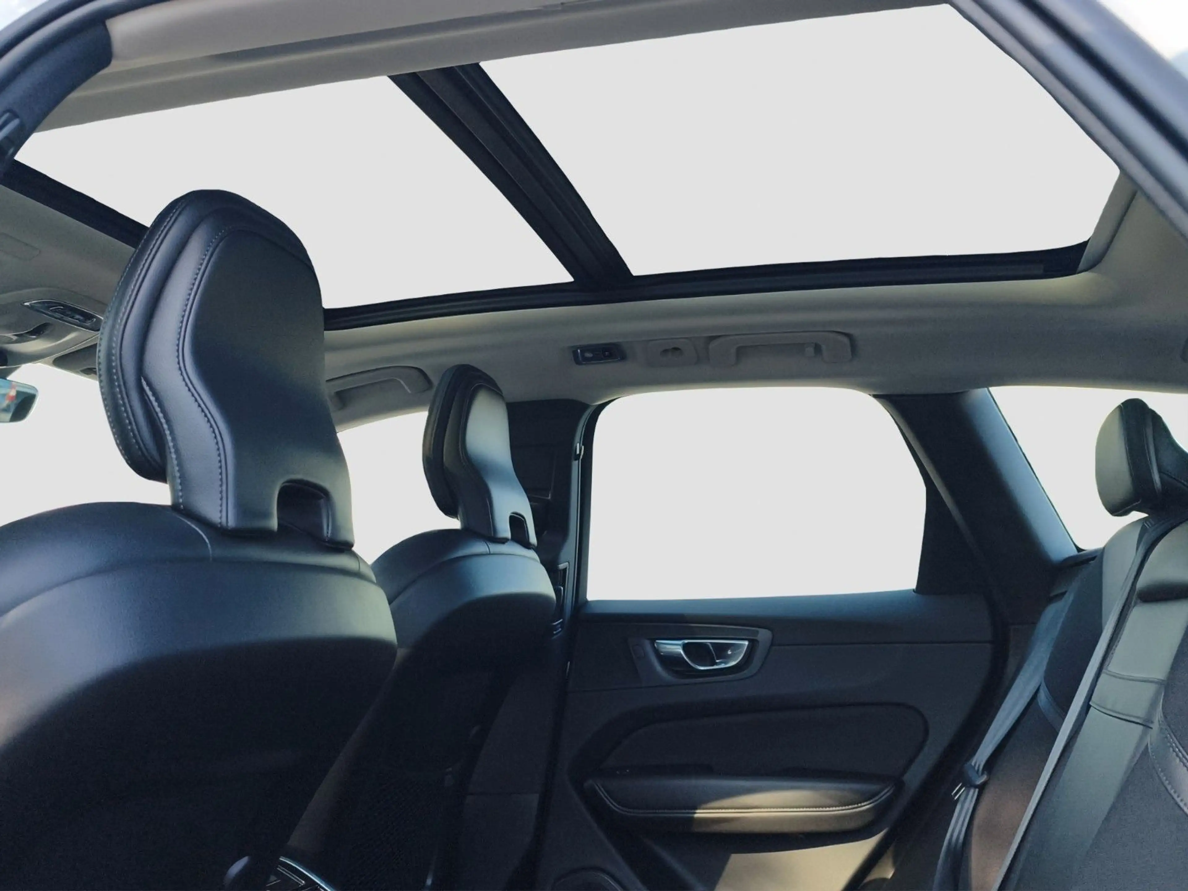 Volvo XC60 B4 Momentum Pro AWD — photo 21