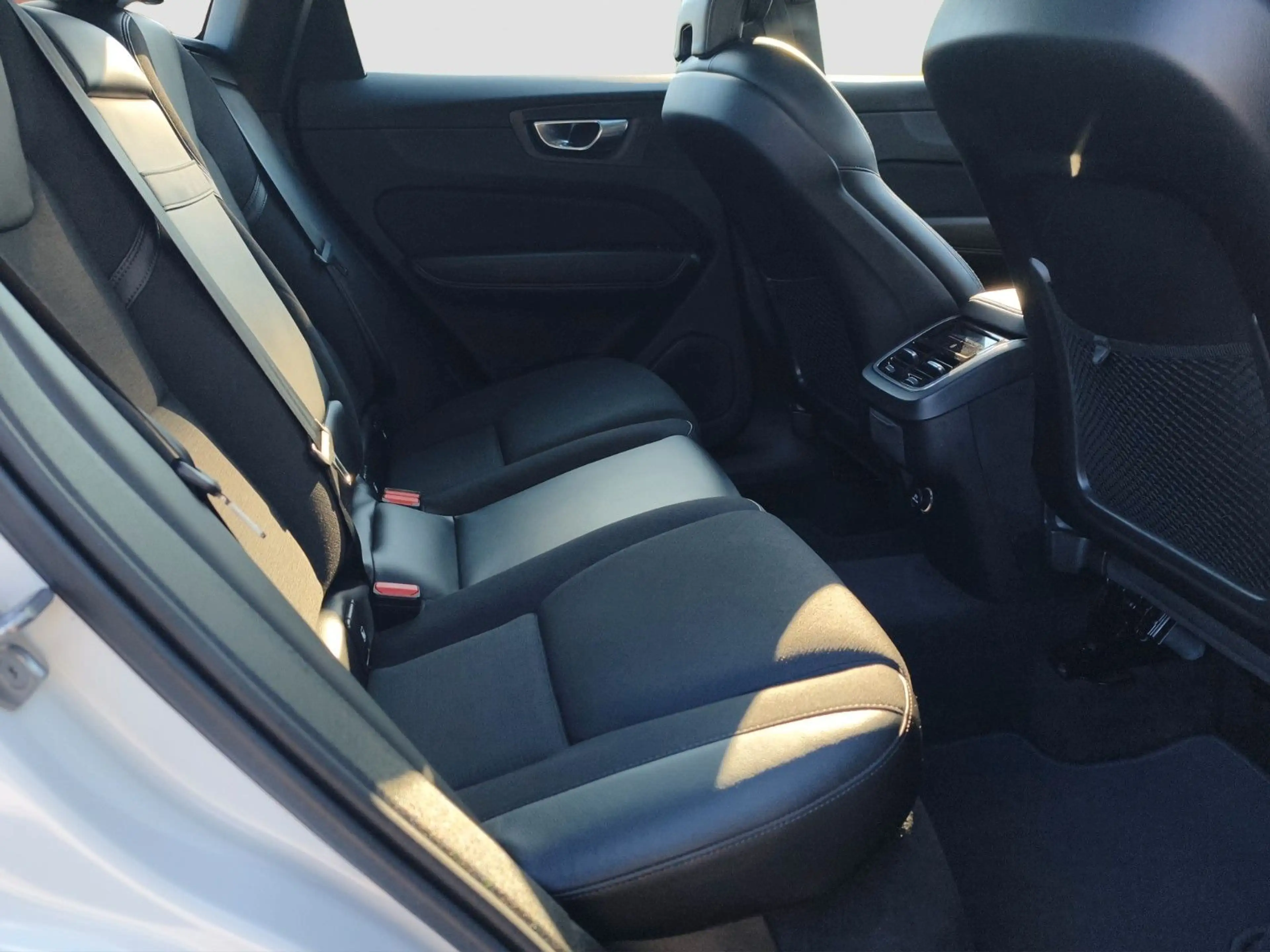 Volvo XC60 B4 Momentum Pro AWD — photo 17