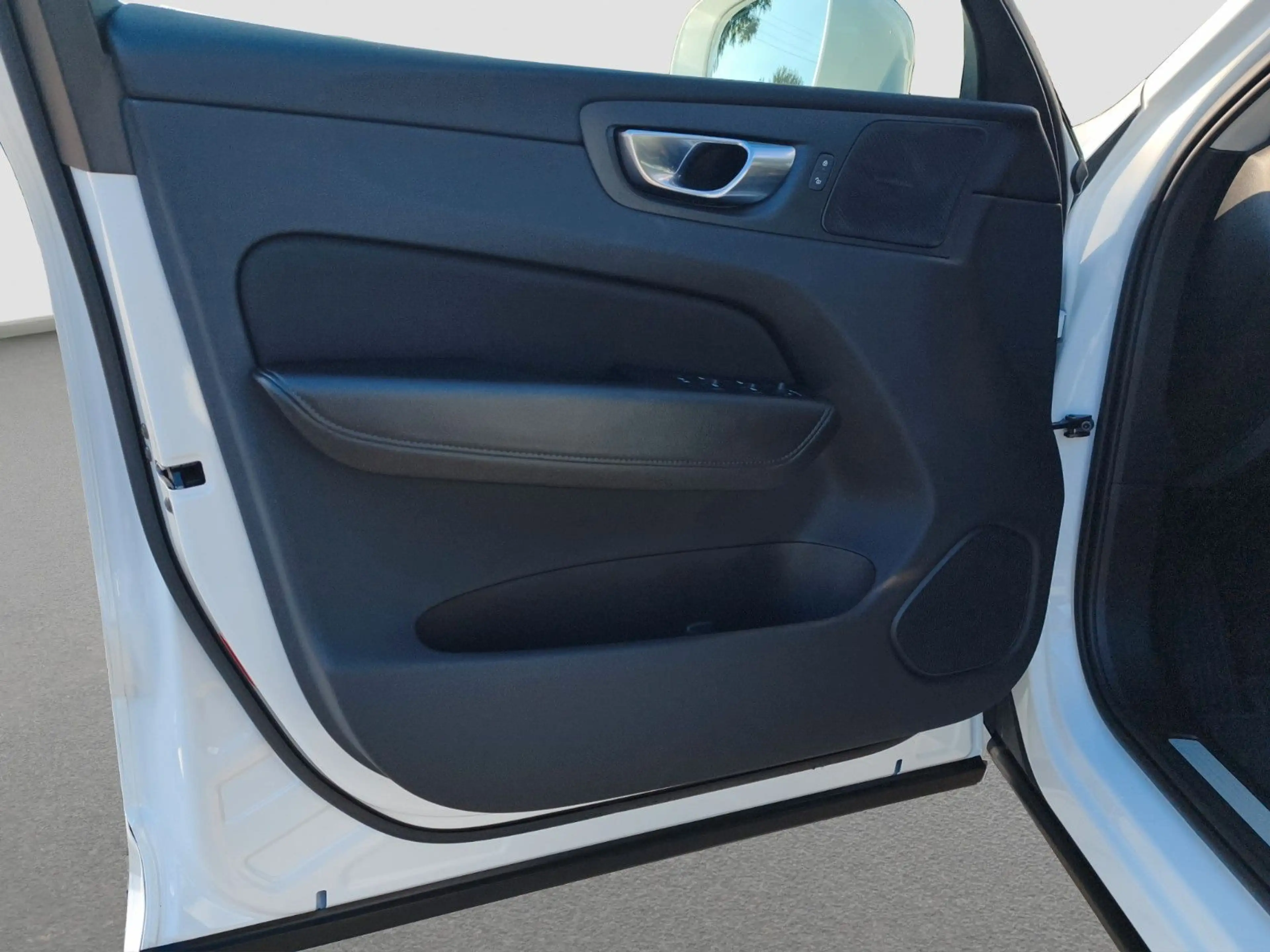 Volvo XC60 B4 Momentum Pro AWD — photo 13
