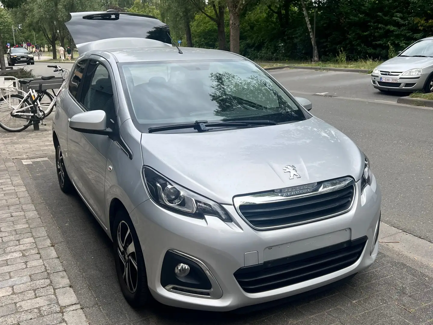 Peugeot 108 108 PureTech 82 Allure Stříbrná - 1