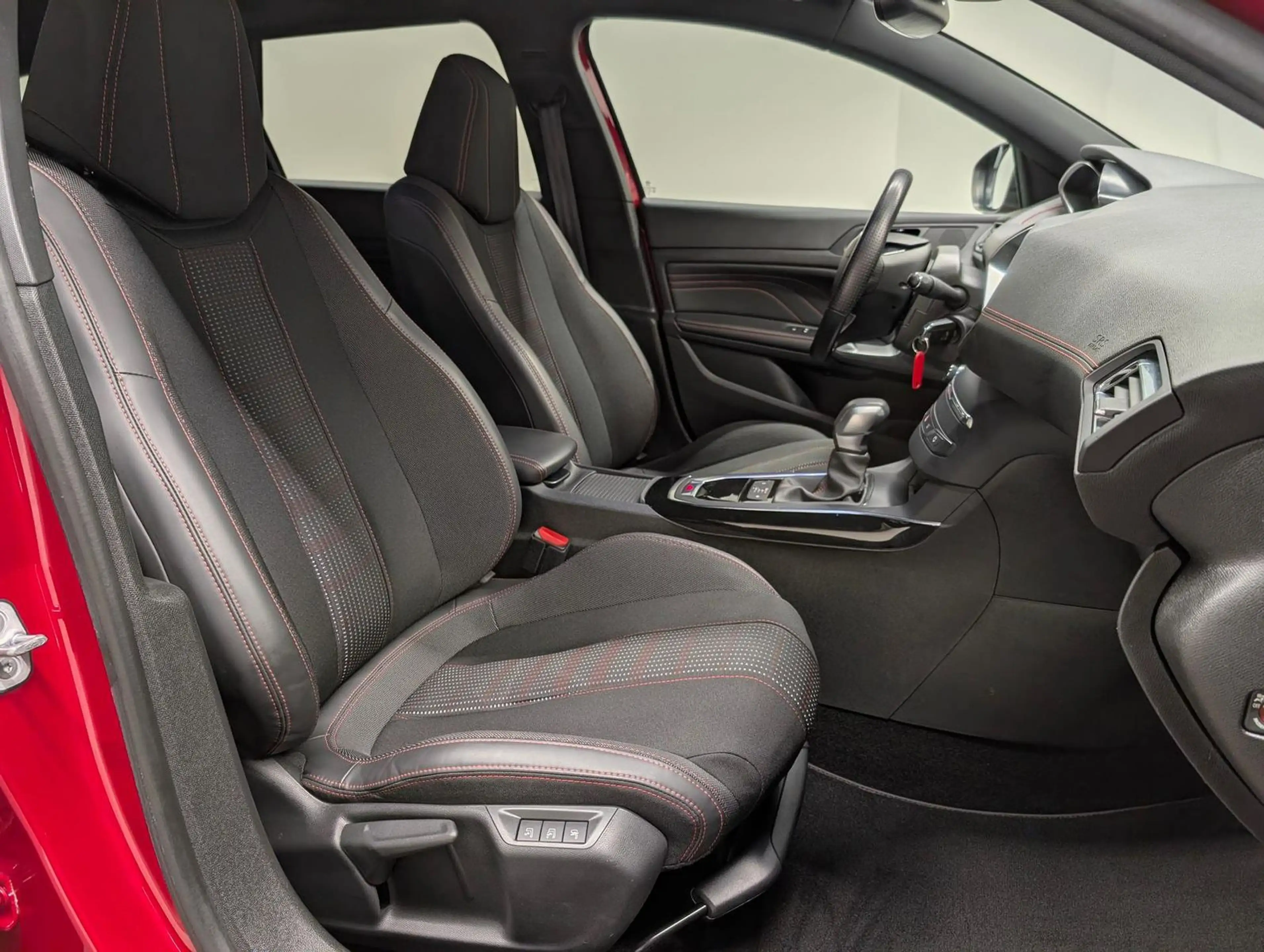 Peugeot 308 Allure GT-Line LED/Navi/SHZ/Kam/Tempom./17LM — photo 9
