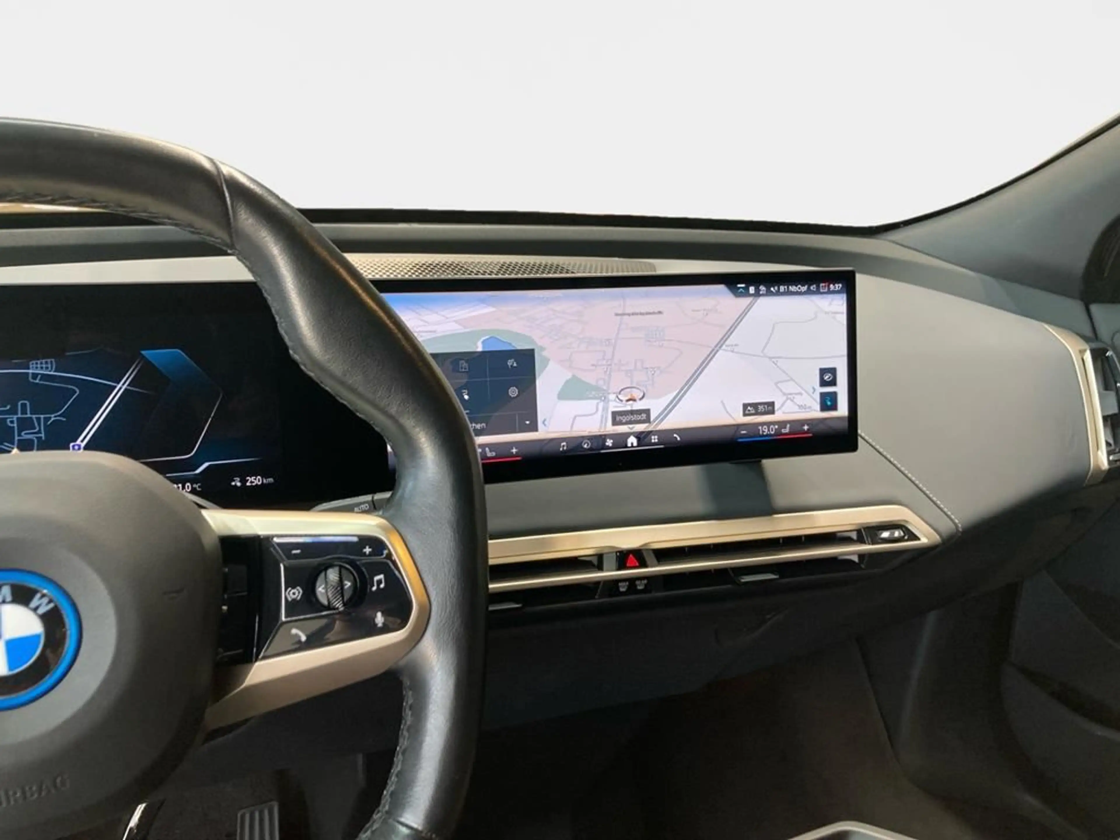 BMW iX Sportpaket — photo 13