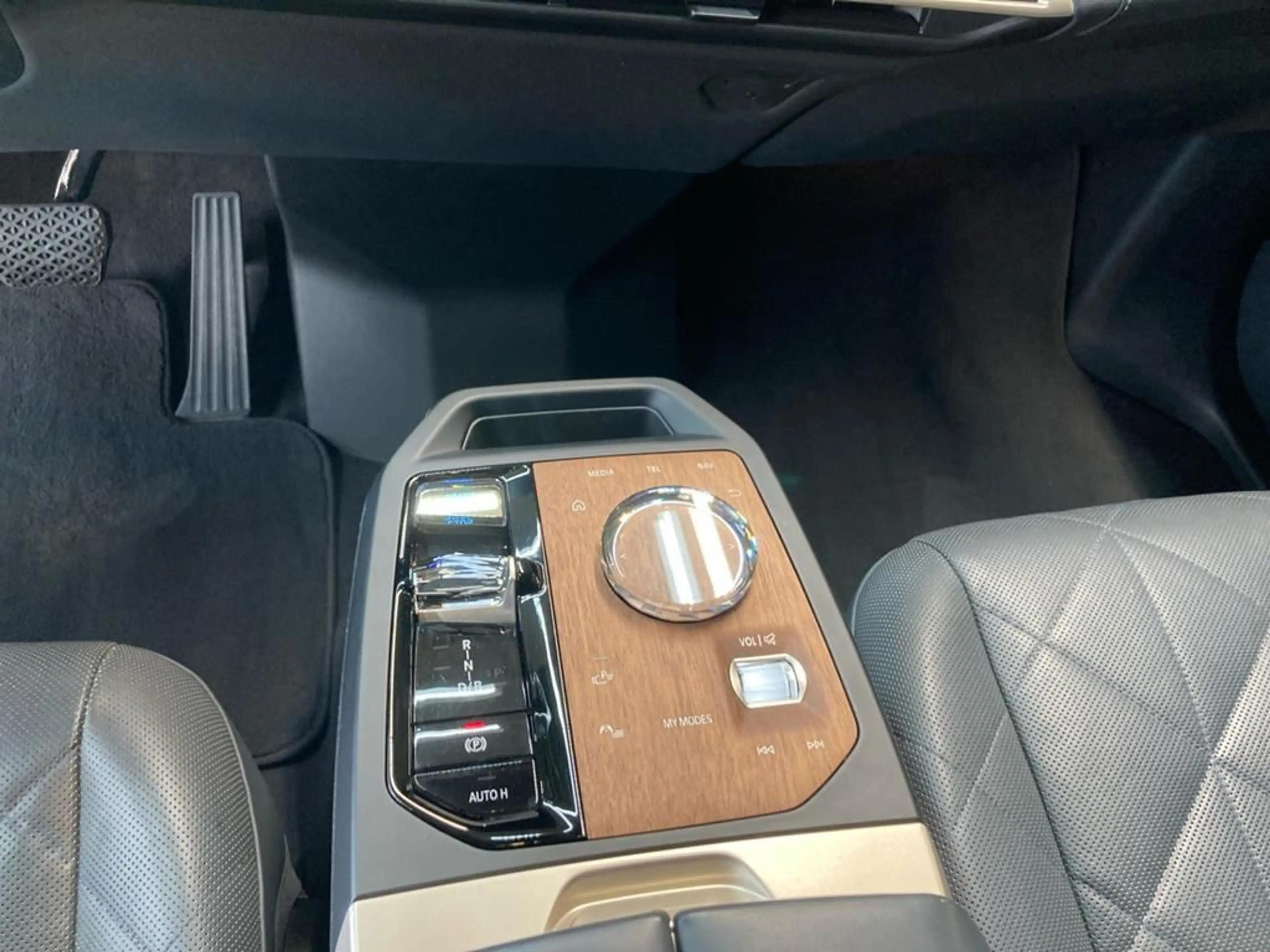 BMW iX Sportpaket — photo 12