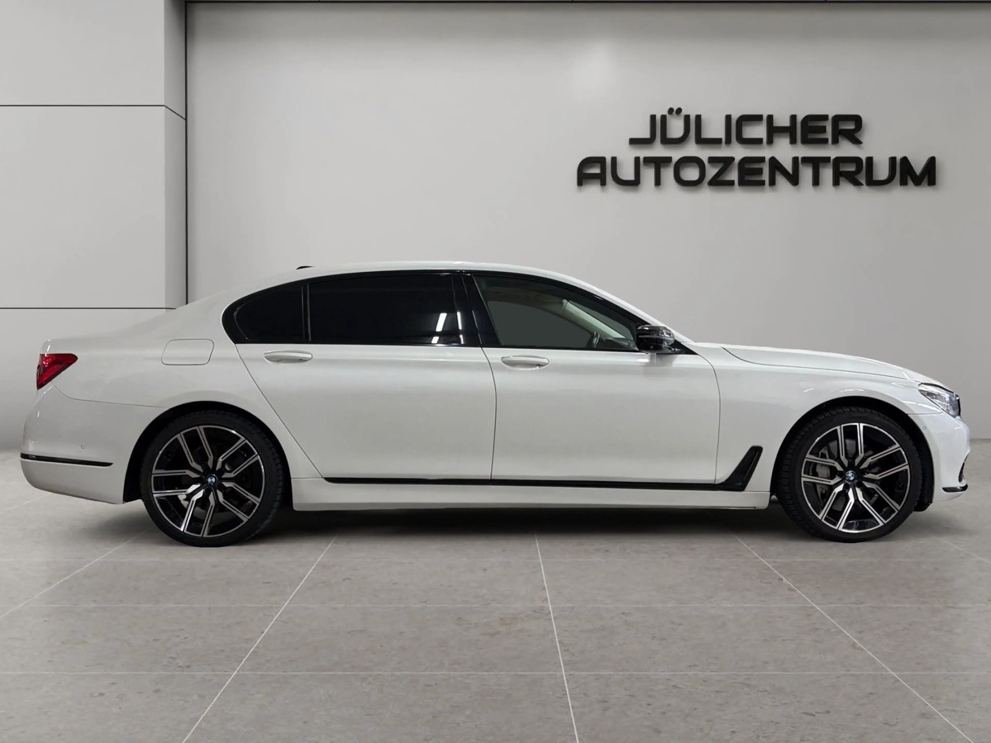 BMW 750 Li Aut., Inspektion+ Tüv/Au Neu — photo 2
