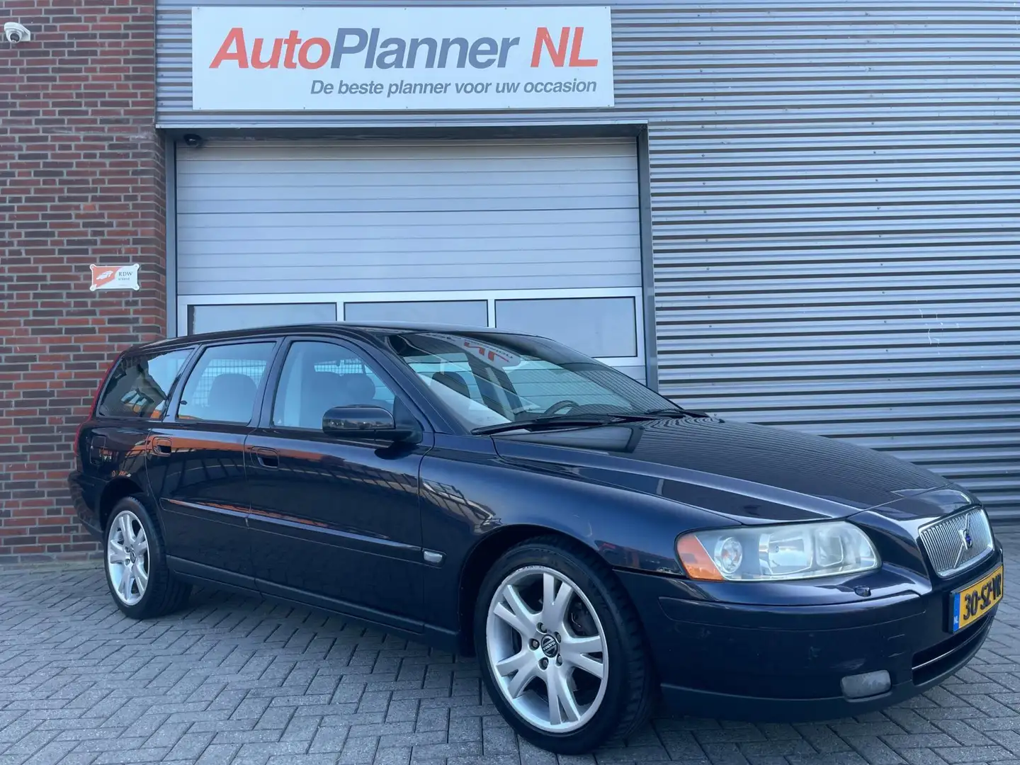 Volvo V70 2.4 Edition II! Airco! Cruise! Leder! Nieuwe APK! Blauw - 1