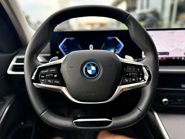 BMW 3 Series view 18