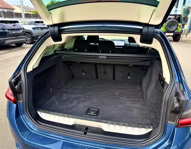 BMW 3 Series view 10