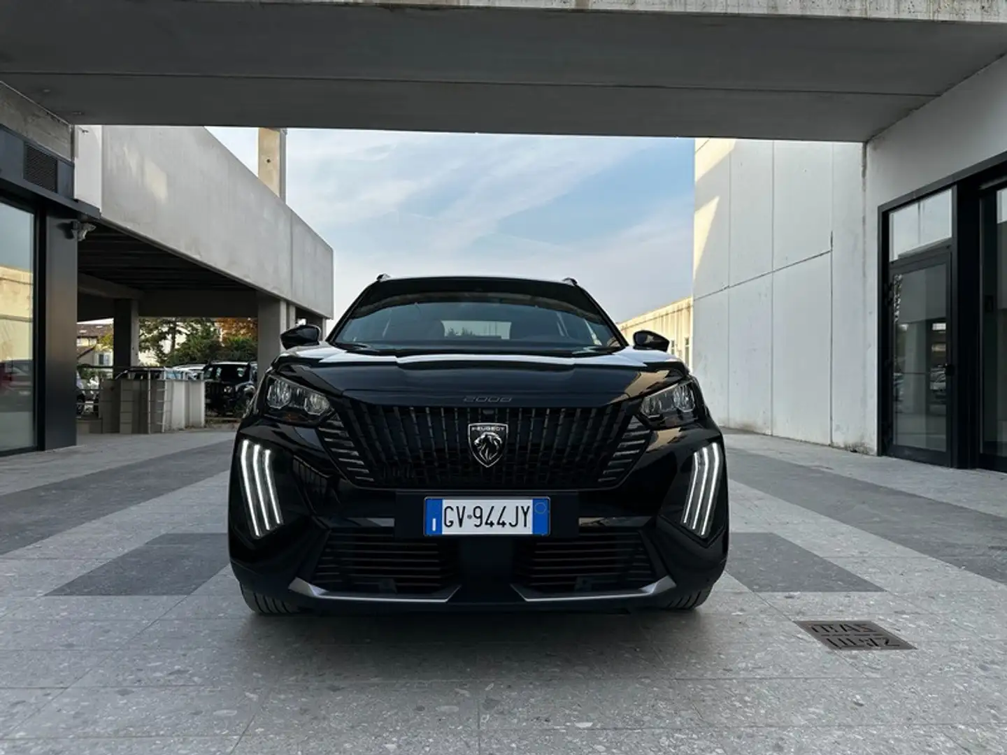 Peugeot 2008 1.2 PureTech Allure Schwarz - 2