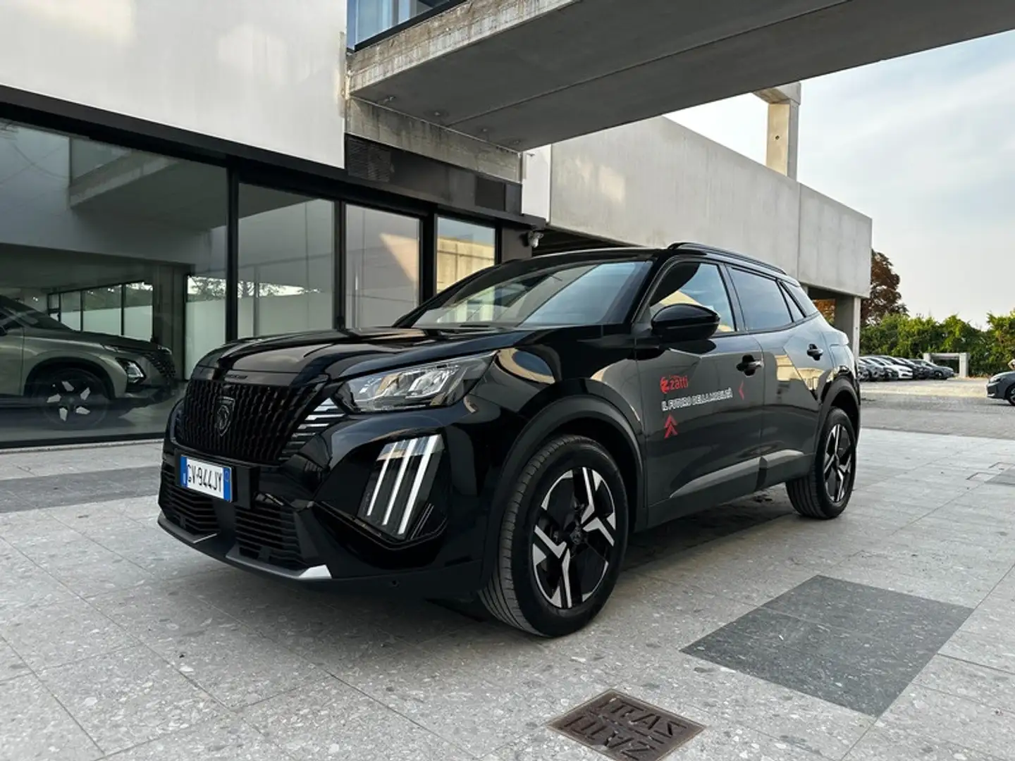 Peugeot 2008 1.2 PureTech Allure Schwarz - 1