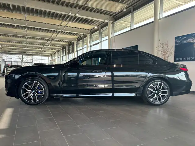 BMW 7 Series view 7