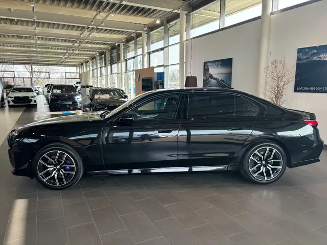 BMW 7 Series view 8