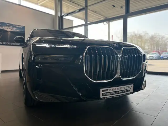 BMW 7 Series view 15