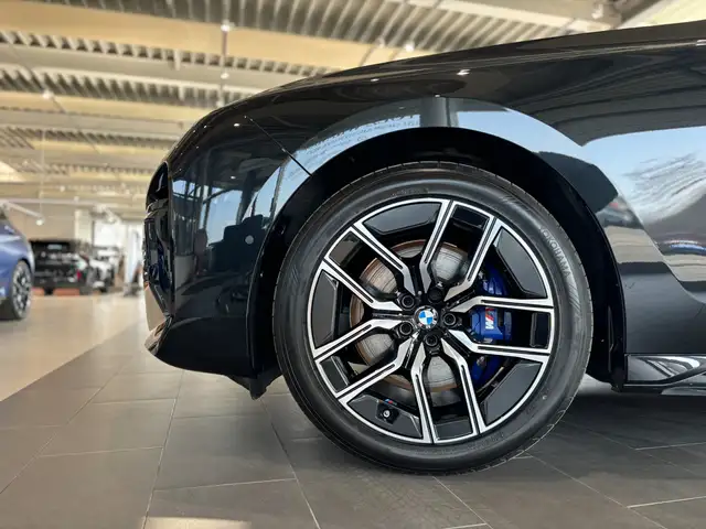BMW 7 Series view 6