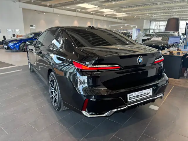 BMW 7 Series view 10