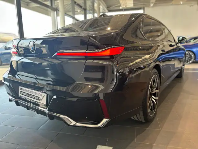 BMW 7 Series view 12