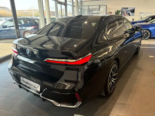 BMW 7 Series view 13