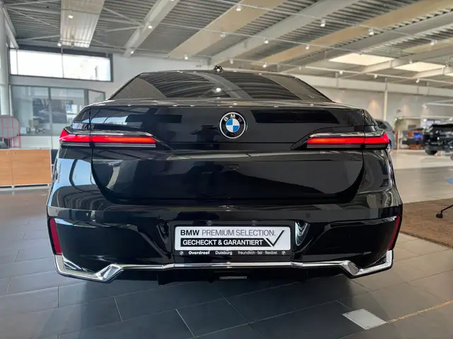 BMW 7 Series view 11