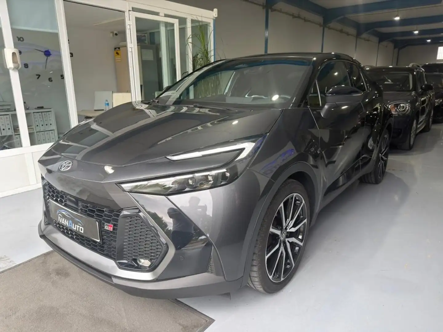 Toyota C-HR 220PH GR Sport Gris - 2