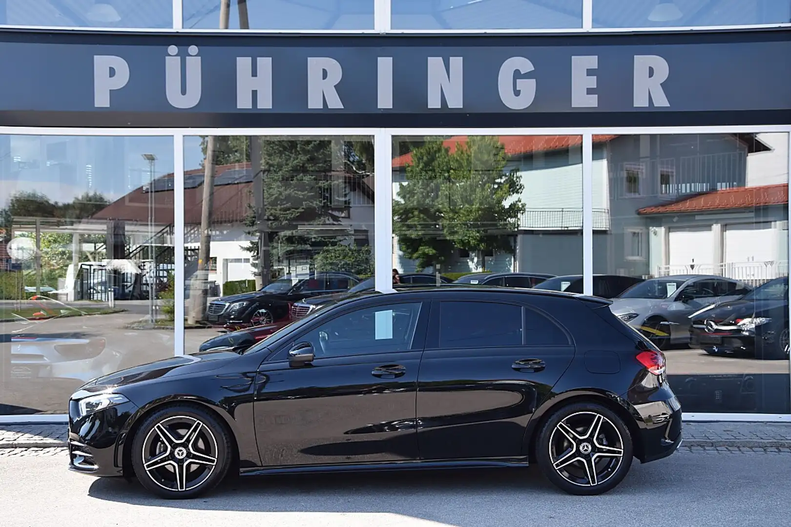 Mercedes-Benz A 180 d AMG Line (EURO 6d) Schwarz - 1