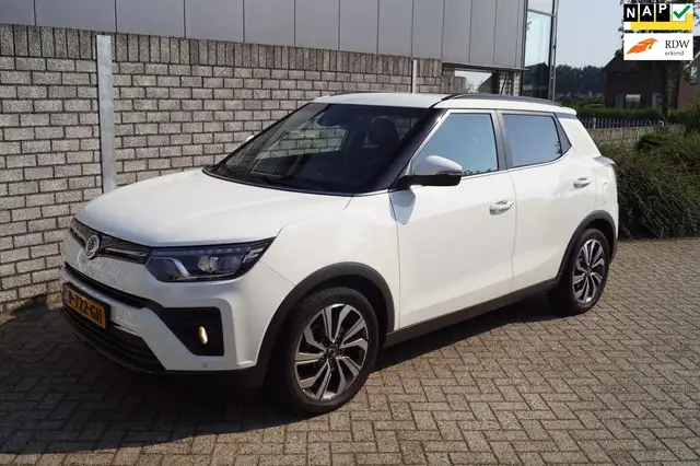 SsangYong Tivoli 1.5 T-GDI 2WD Quartz 163PK Navi Camera Half Leder