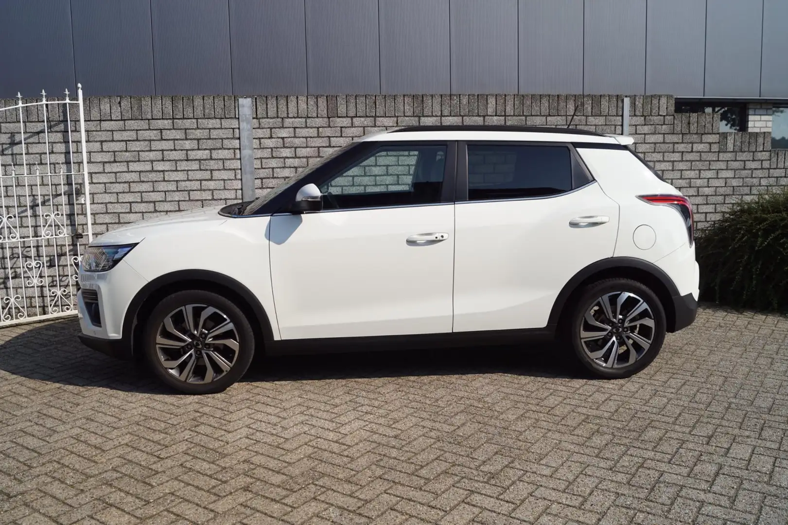 SsangYong Tivoli 1.5 T-GDI 2WD Quartz 163PK Navi Camera Half Leder White - 2