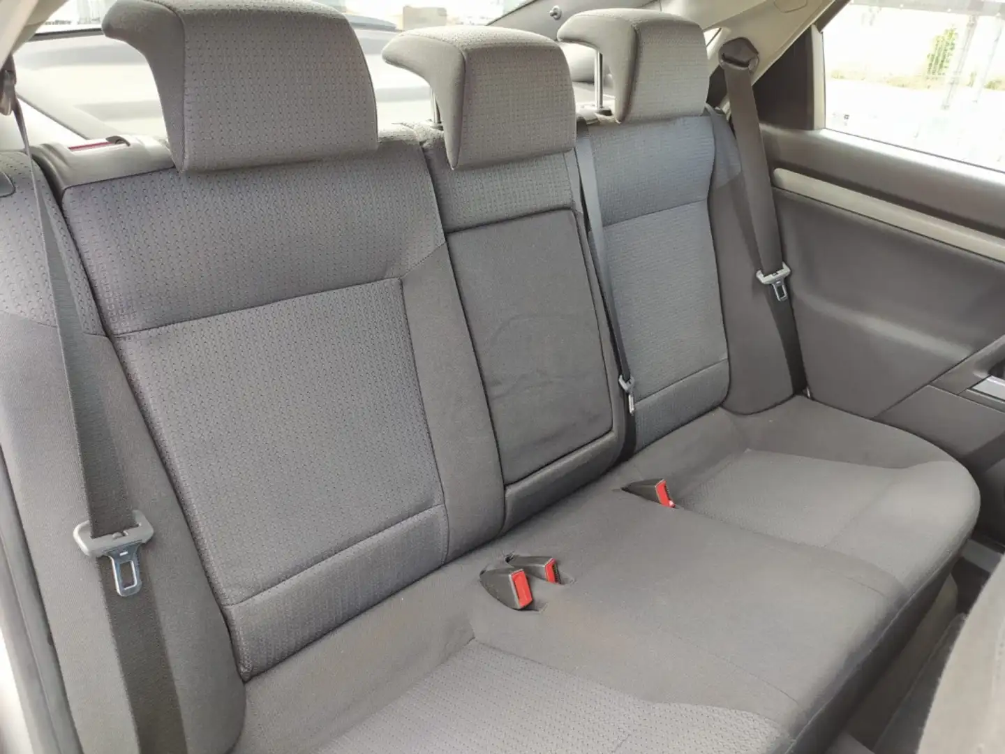 Opel Vectra 2.0DTI 120CV 5P Gris - 2
