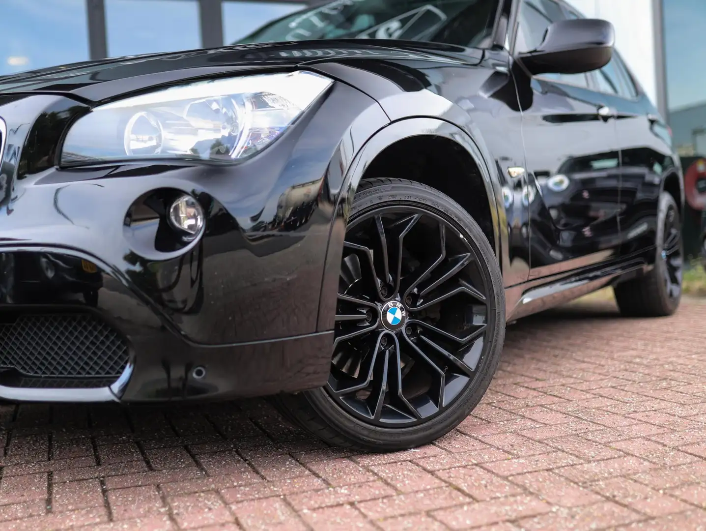 BMW X1 sDrive18i | Leder | Stoelverw. | Trekhaak | Airco Zwart - 2