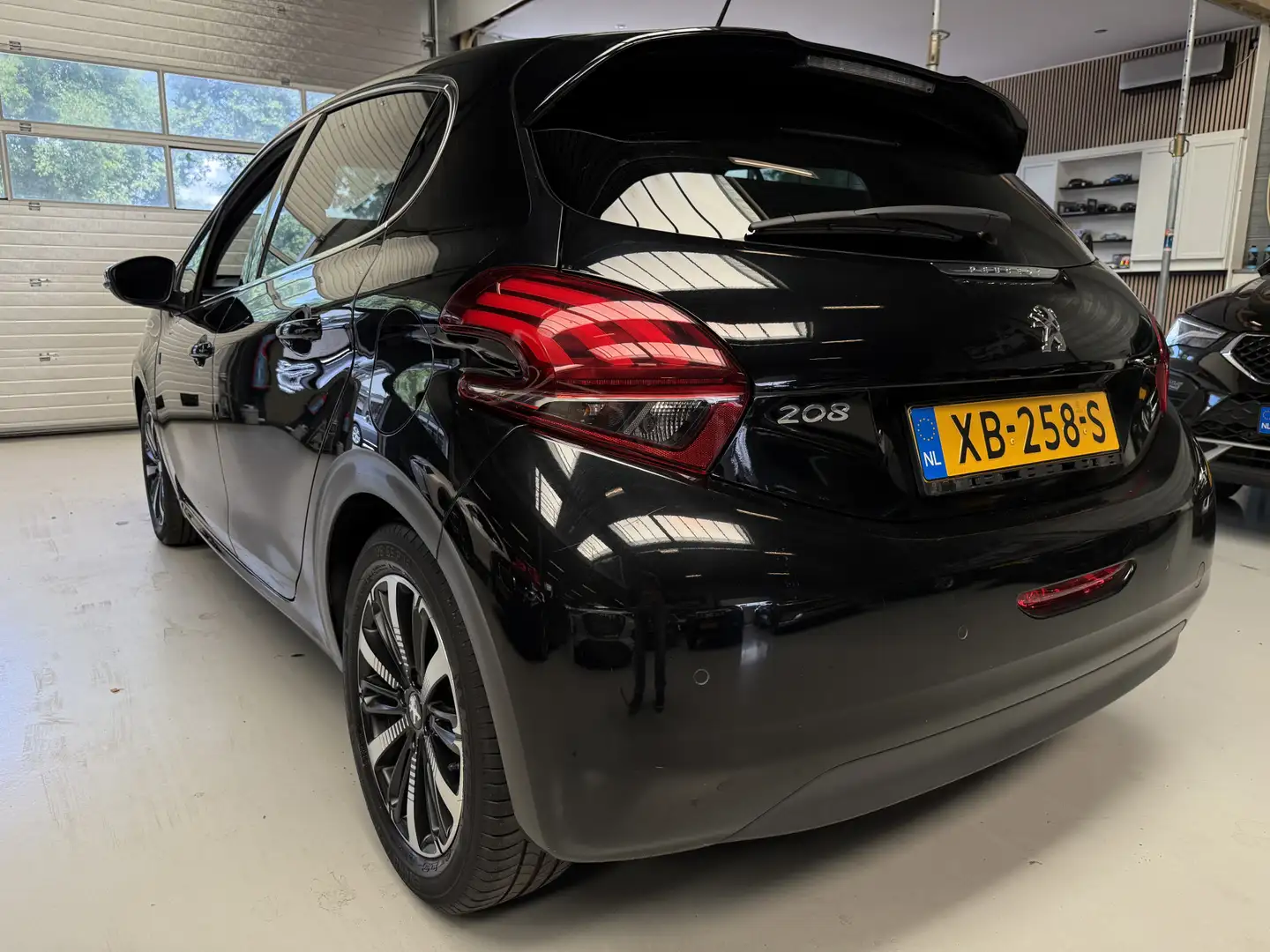 Peugeot 208 1.2 PureTech Tech Edition Airco, Navi, Camera, Cru Чорний - 2