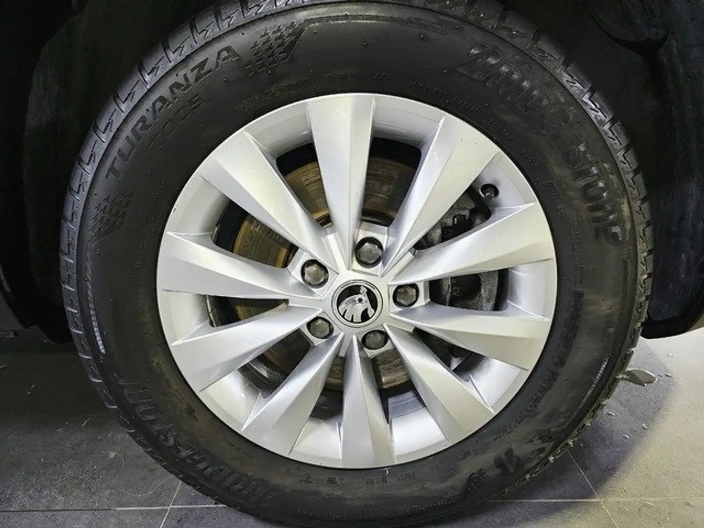 Skoda Karoq 1.5 TSI Ambition ACT 110KW Gris - 2