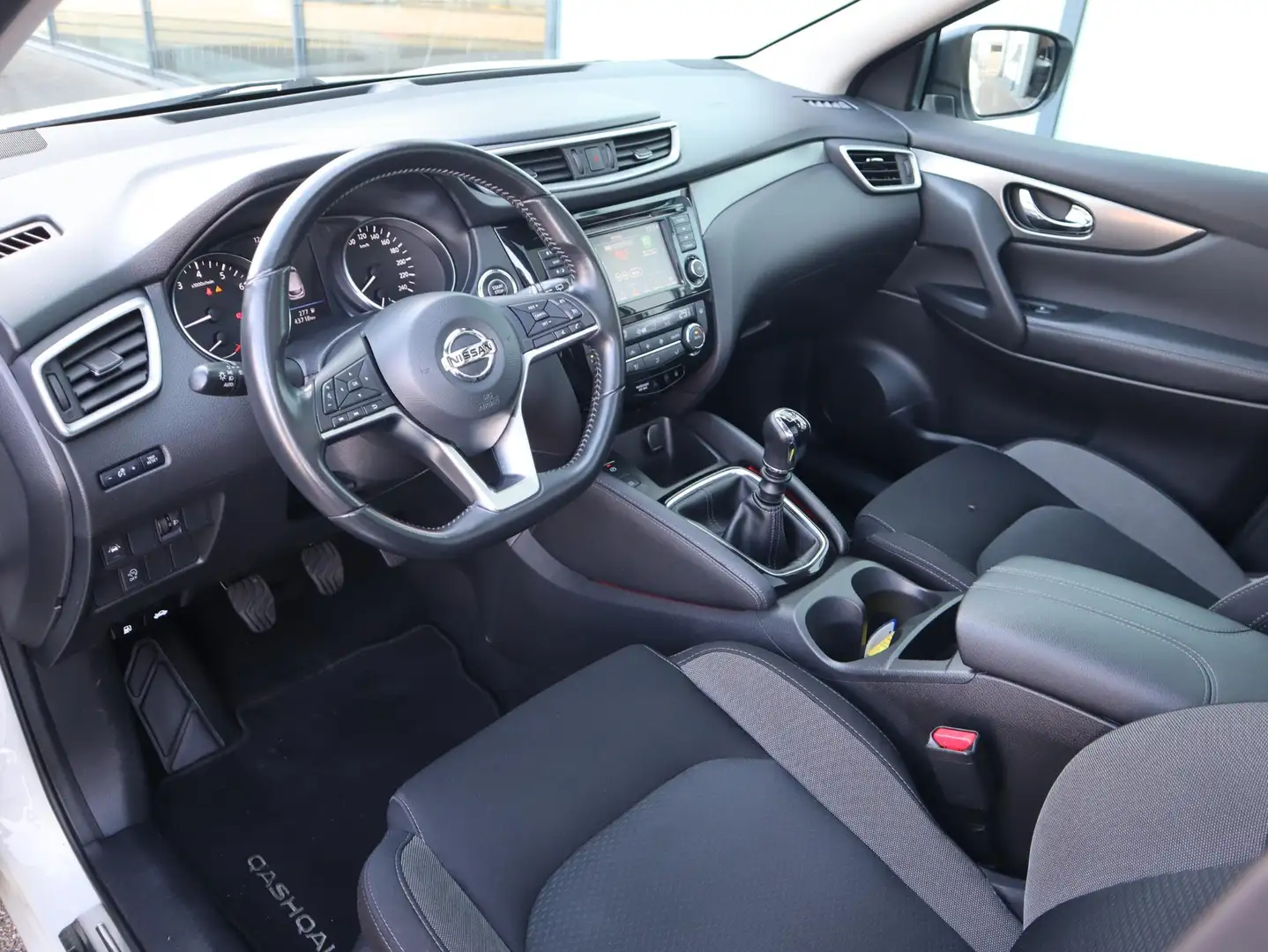 Nissan Qashqai 1.3 DIG-T N-Connecta | Panoramadak | Trekhaak | Wit - 2