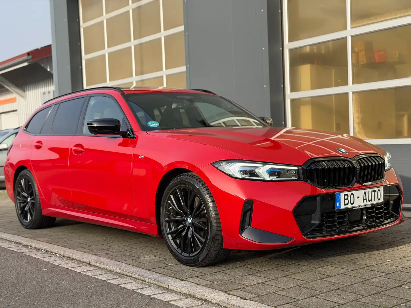 BMW 320 320 d xDrive M-SPORT M-Sitze H&K PANO AHK Key Inno Rot - 1
