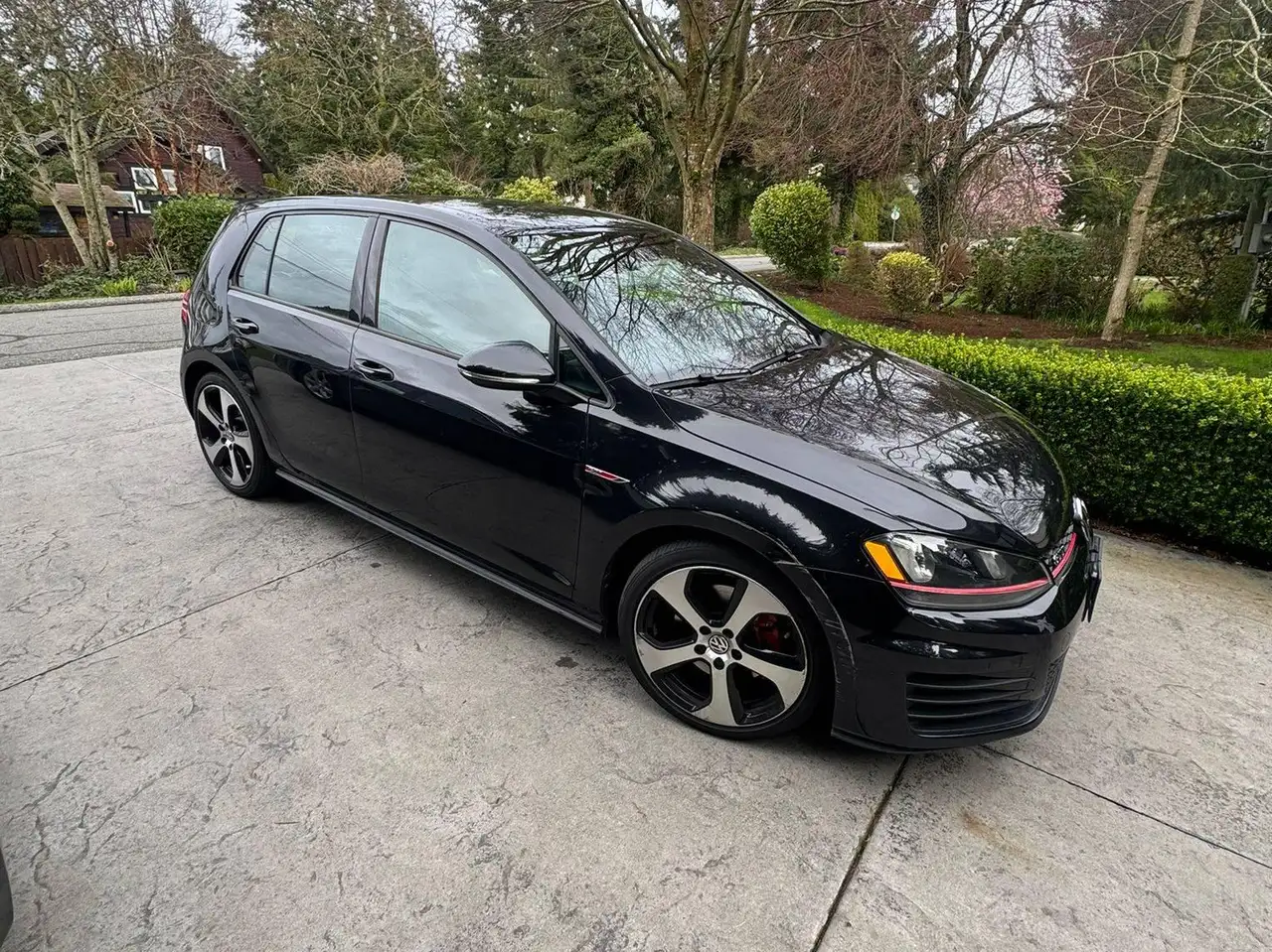 Volkswagen Golf GTI снимка Volkswagen Golf GTI