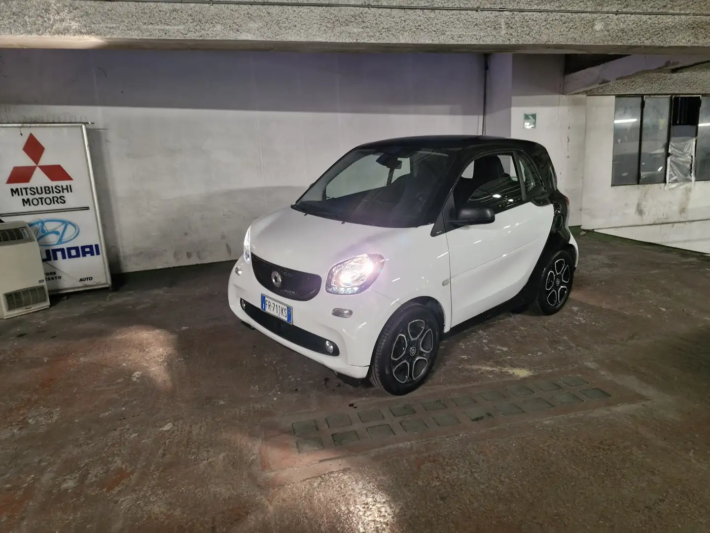 smart forTwo 1.0 Youngster 71cv twinamic Bianco - 1