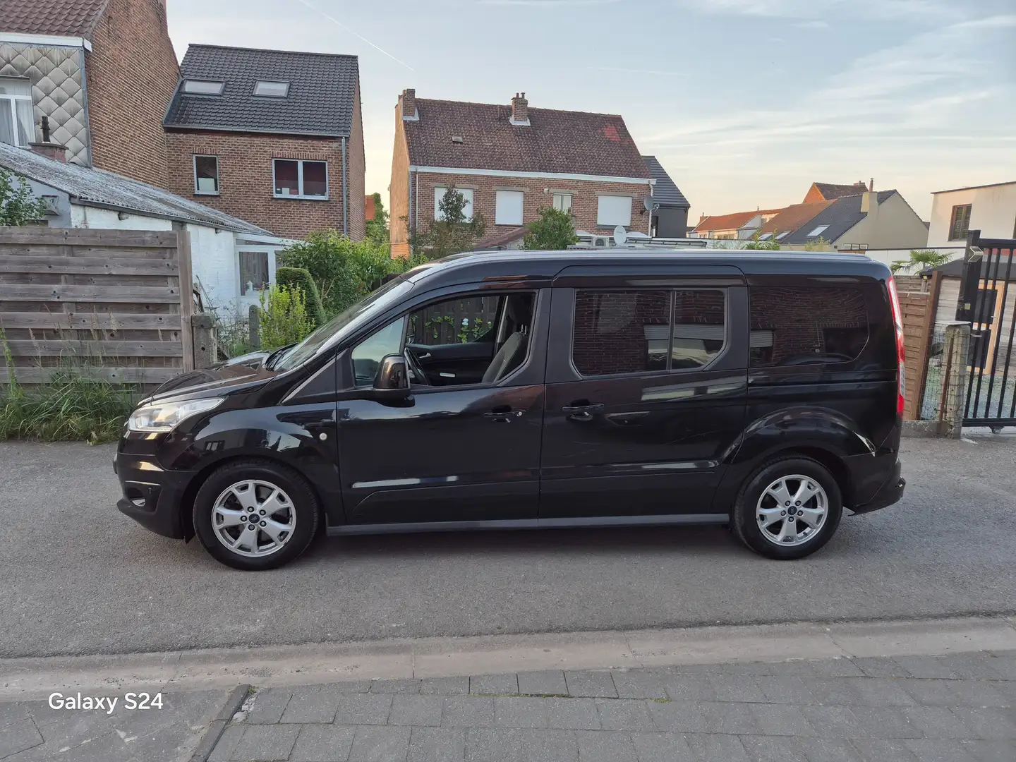 Ford Tourneo Connect 1.5 TDCi Titanium (EU6) Zwart - 1
