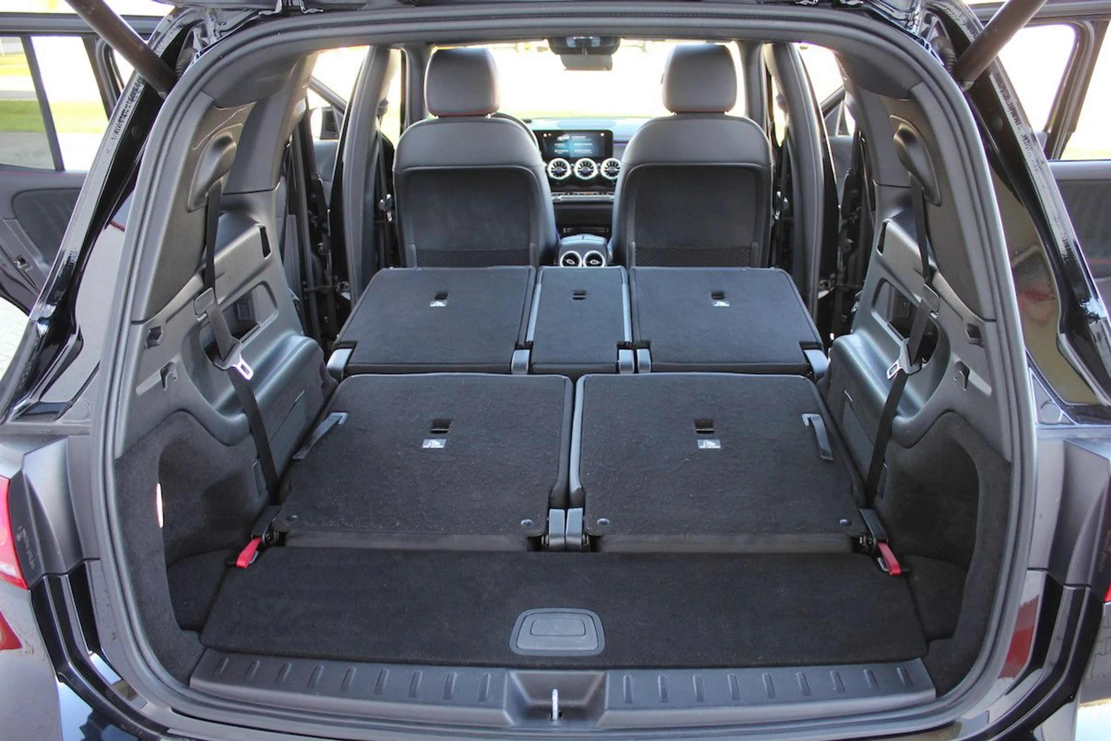 Mercedes-Benz EQB 300 4Matic AMG Night 7-Sitz 847 PANO 97,3 % — photo 15