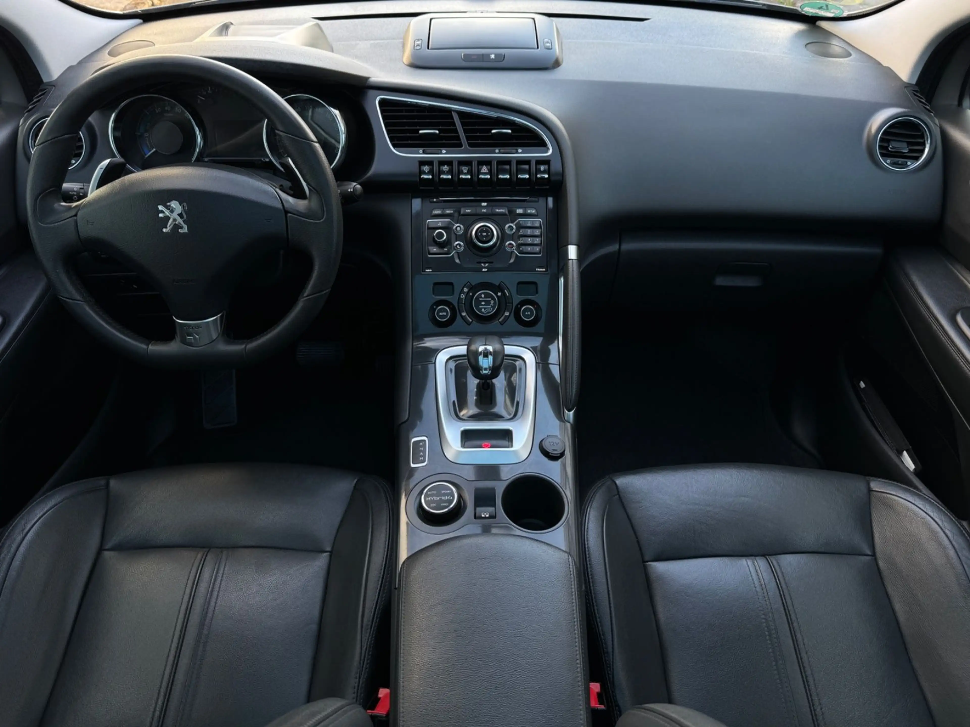 Peugeot 3008 Hybrid4 AUTOMATIK*NAVI*PANO*LEDER*XENON*PDC — photo 12