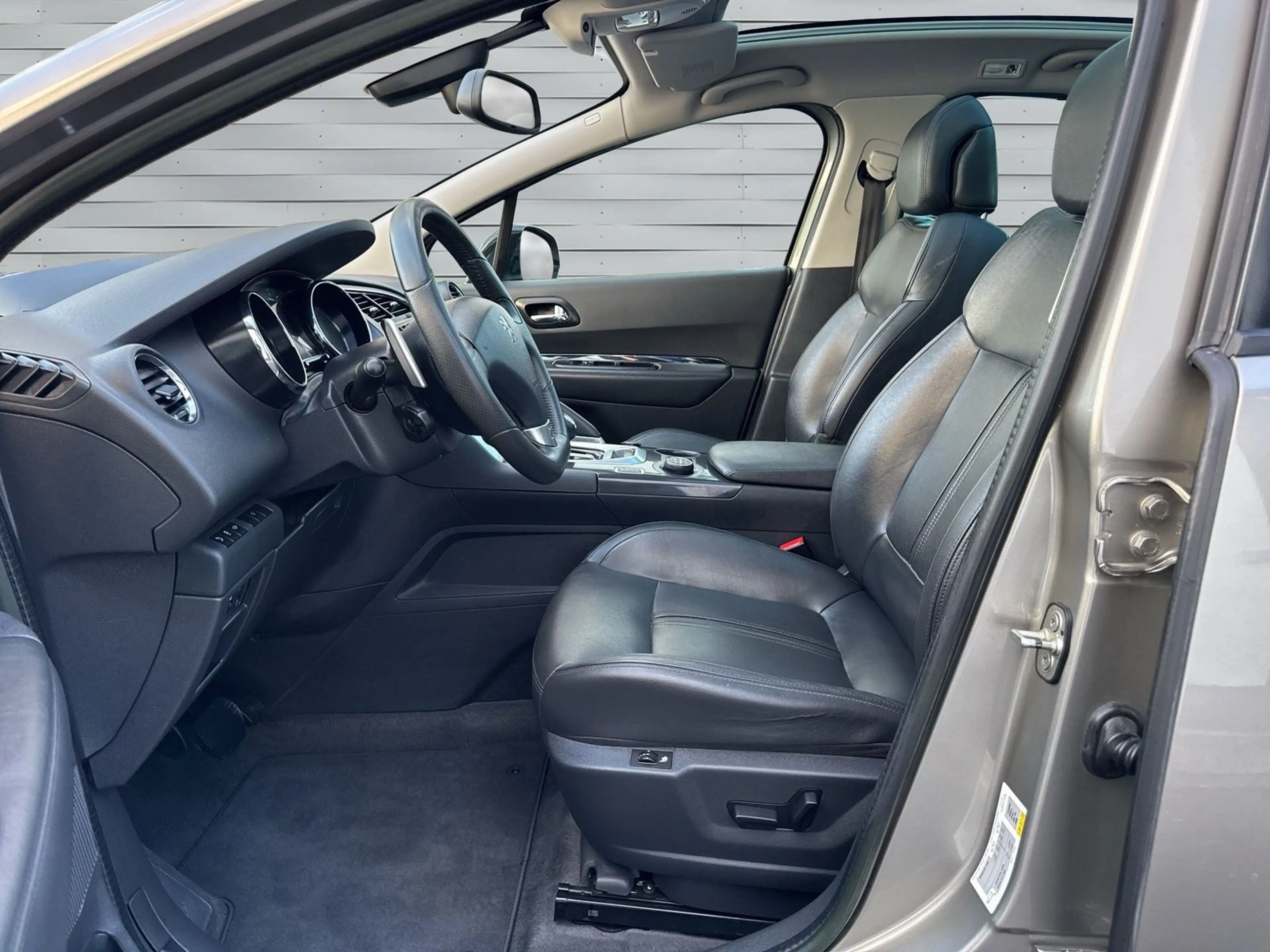 Peugeot 3008 Hybrid4 AUTOMATIK*NAVI*PANO*LEDER*XENON*PDC — photo 9