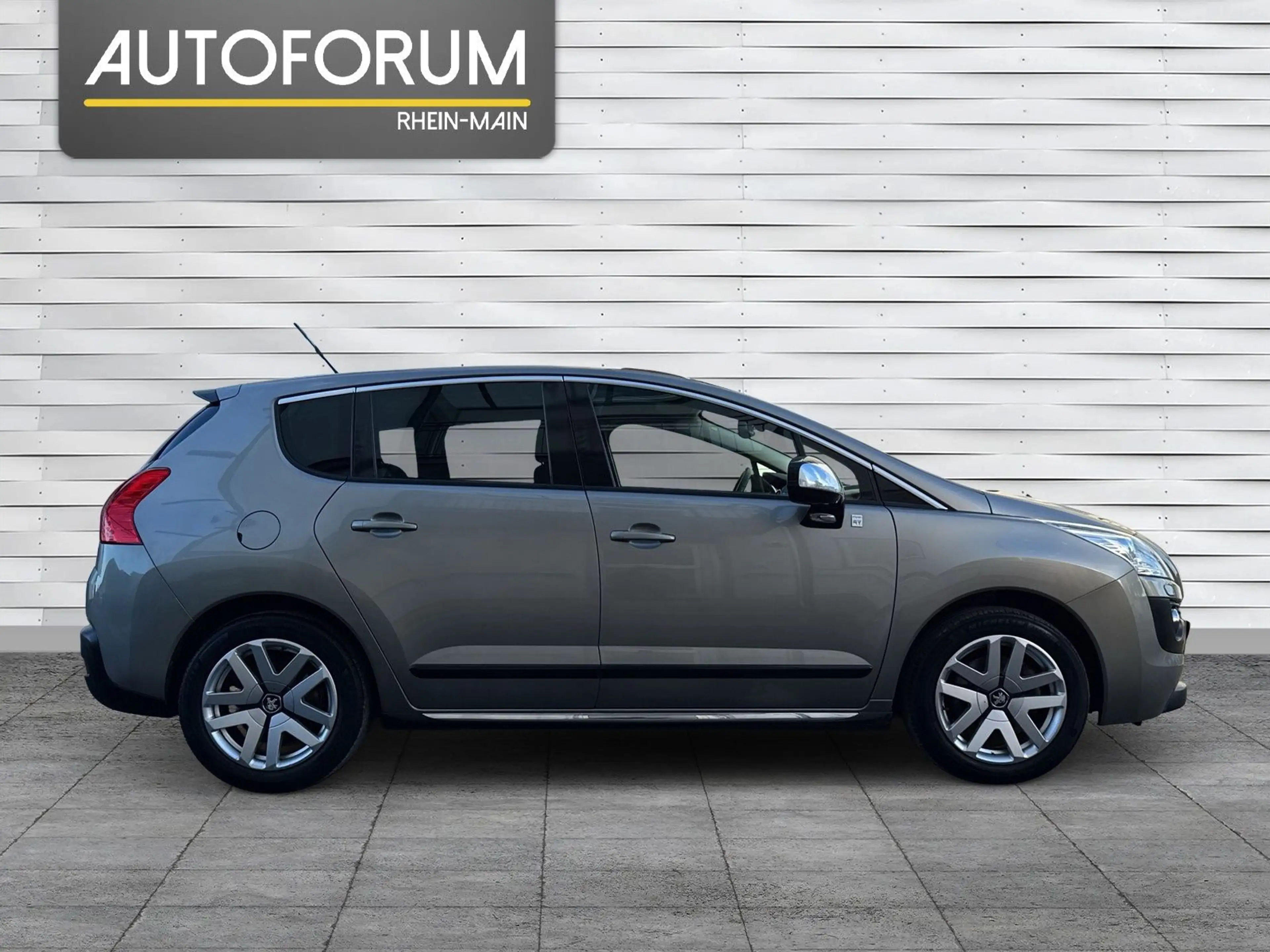 Peugeot 3008 Hybrid4 AUTOMATIK*NAVI*PANO*LEDER*XENON*PDC — photo 4
