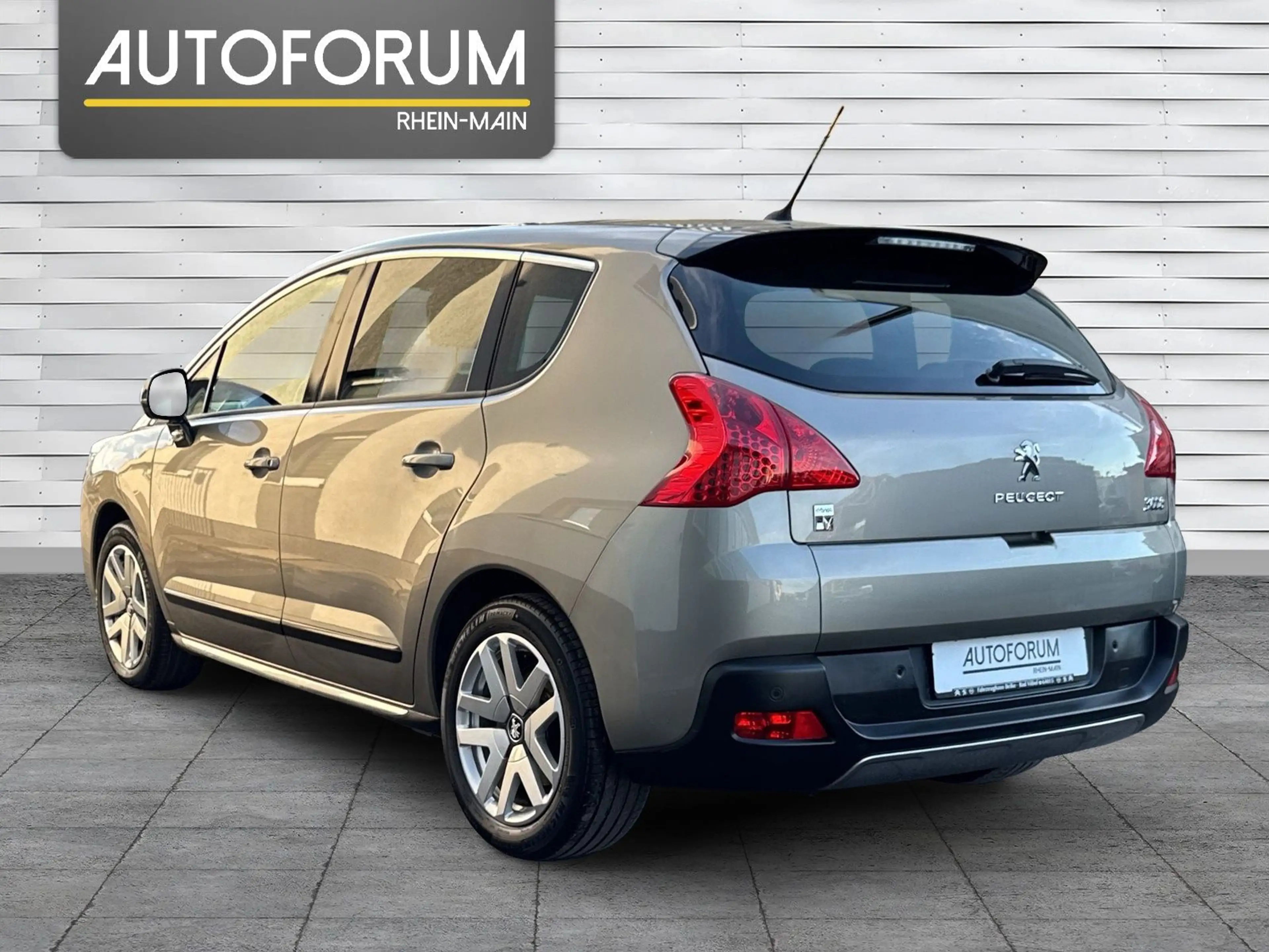 Peugeot 3008 Hybrid4 AUTOMATIK*NAVI*PANO*LEDER*XENON*PDC — photo 6