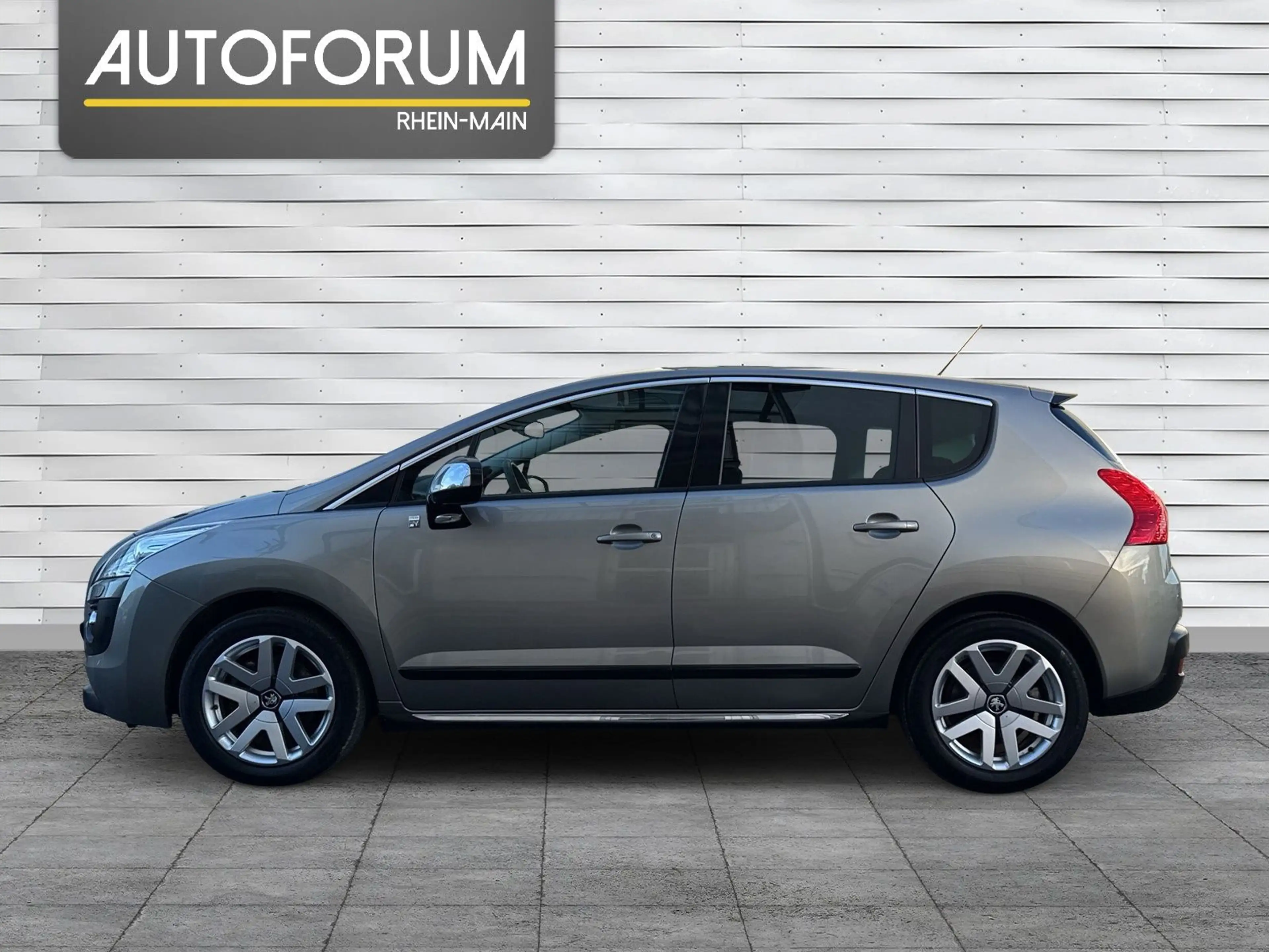 Peugeot 3008 Hybrid4 AUTOMATIK*NAVI*PANO*LEDER*XENON*PDC — photo 5