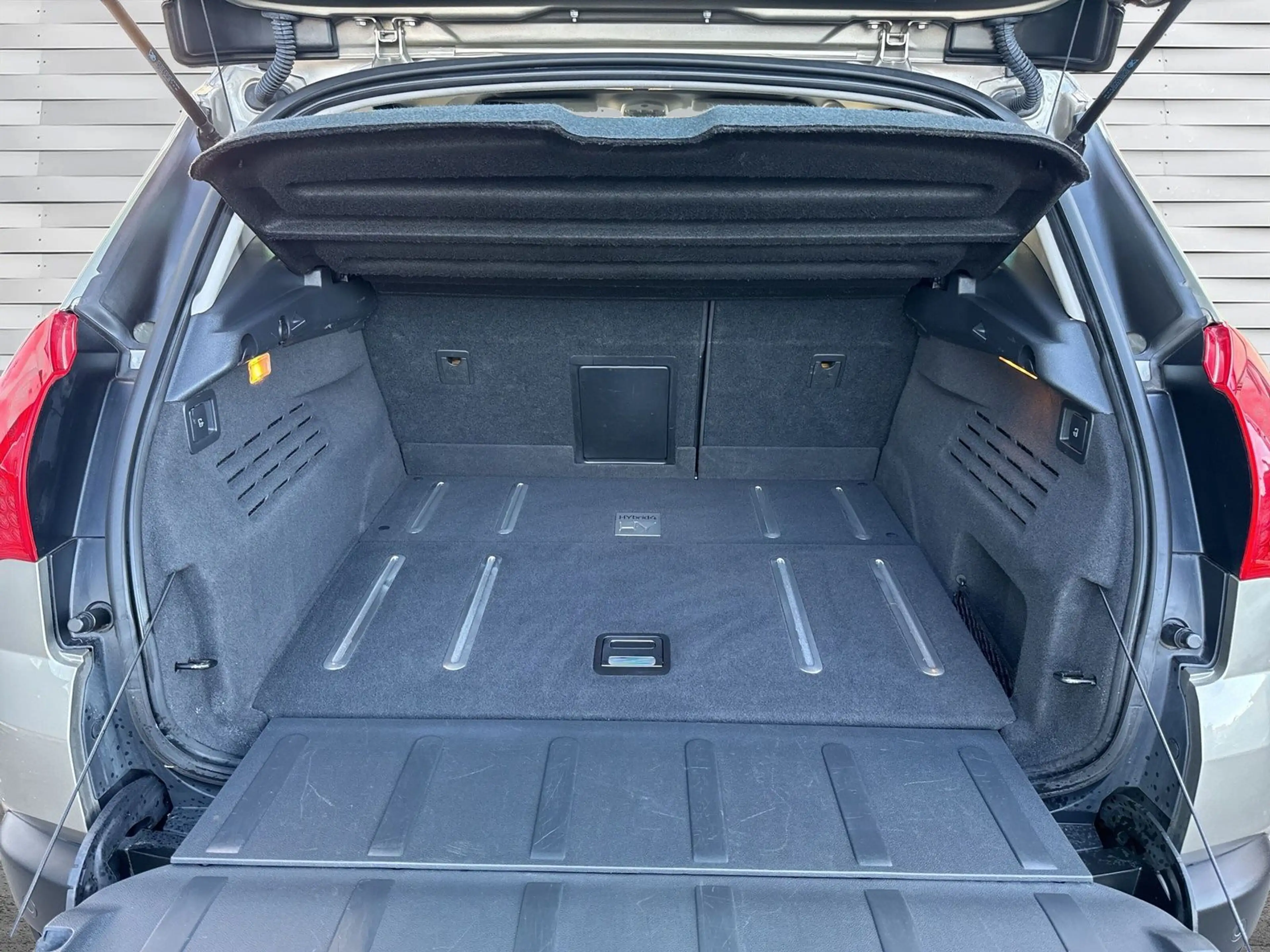 Peugeot 3008 Hybrid4 AUTOMATIK*NAVI*PANO*LEDER*XENON*PDC — photo 14