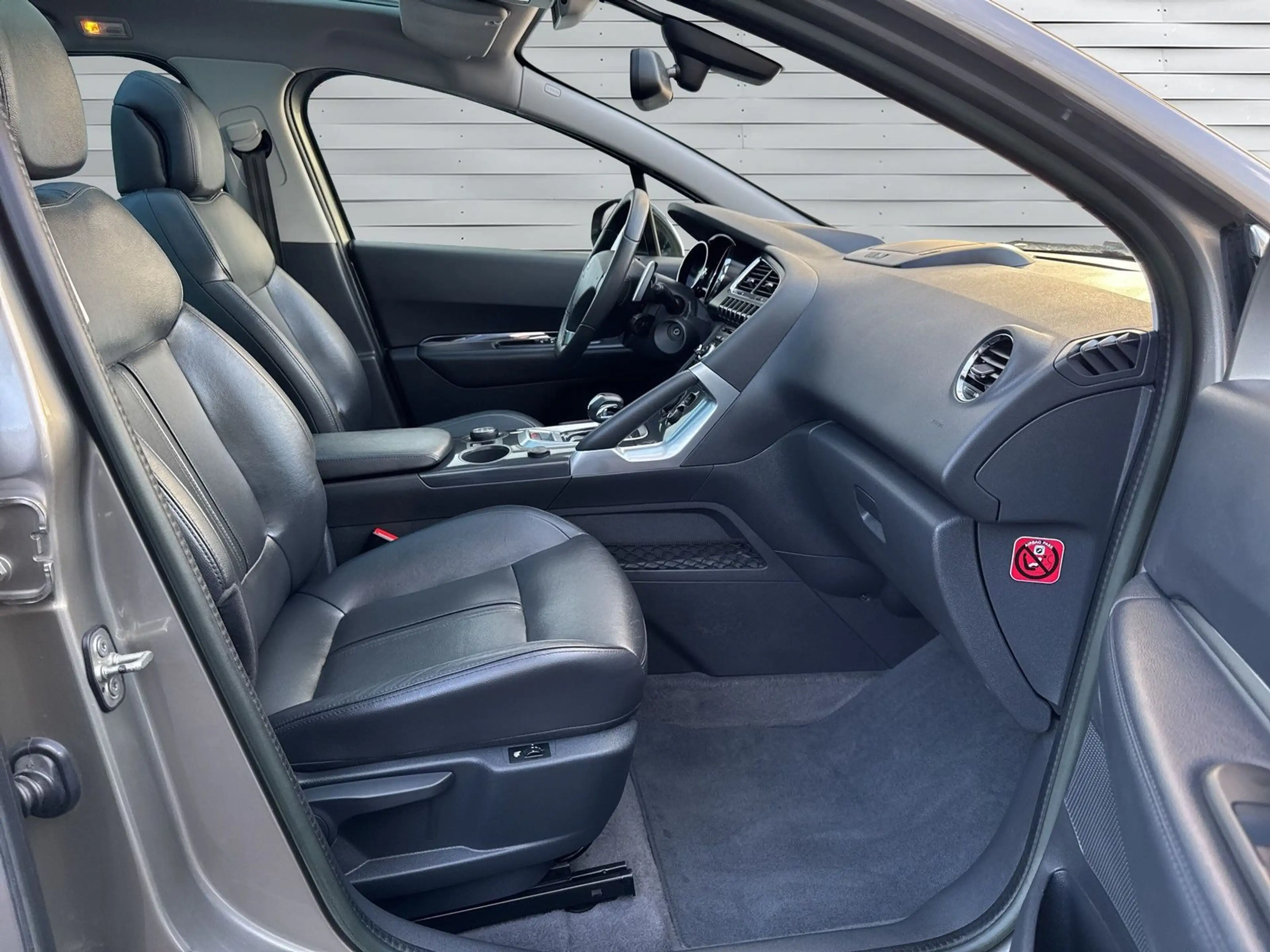 Peugeot 3008 Hybrid4 AUTOMATIK*NAVI*PANO*LEDER*XENON*PDC — photo 11