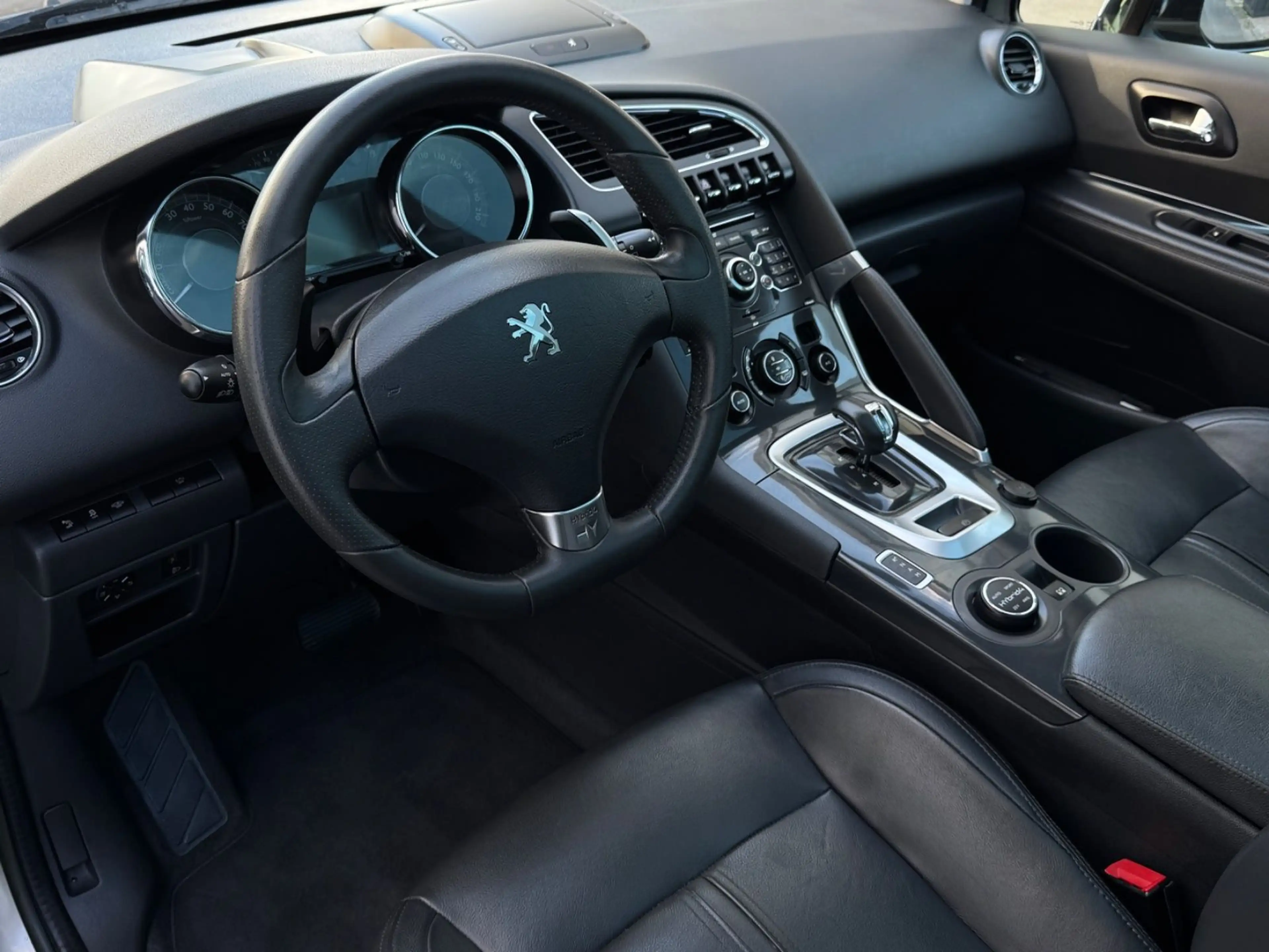 Peugeot 3008 Hybrid4 AUTOMATIK*NAVI*PANO*LEDER*XENON*PDC — photo 10