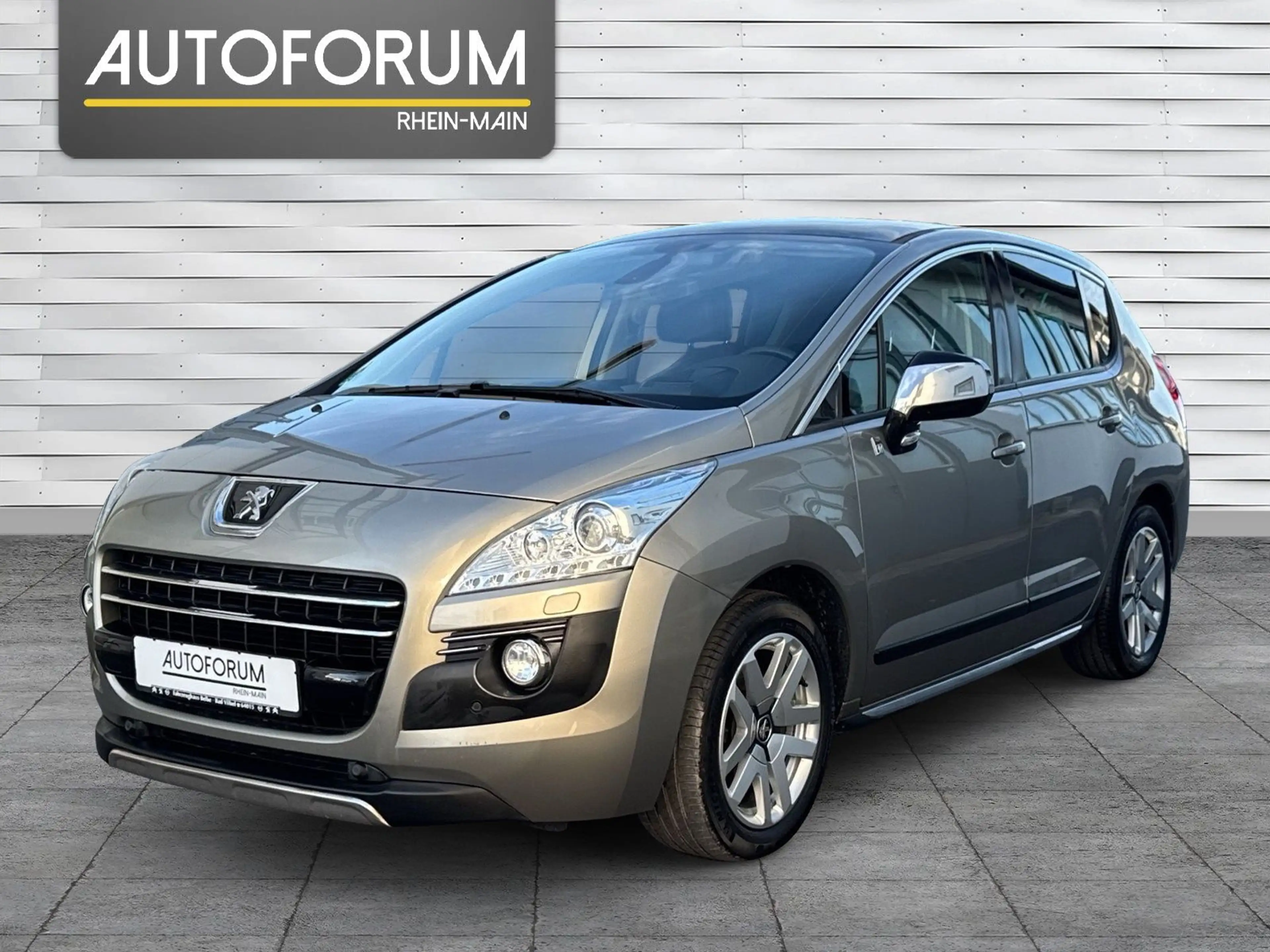 Peugeot 3008 Hybrid4 AUTOMATIK*NAVI*PANO*LEDER*XENON*PDC — photo 3