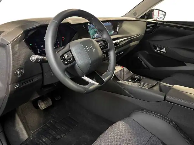 DS Automobiles DS 4 view 11