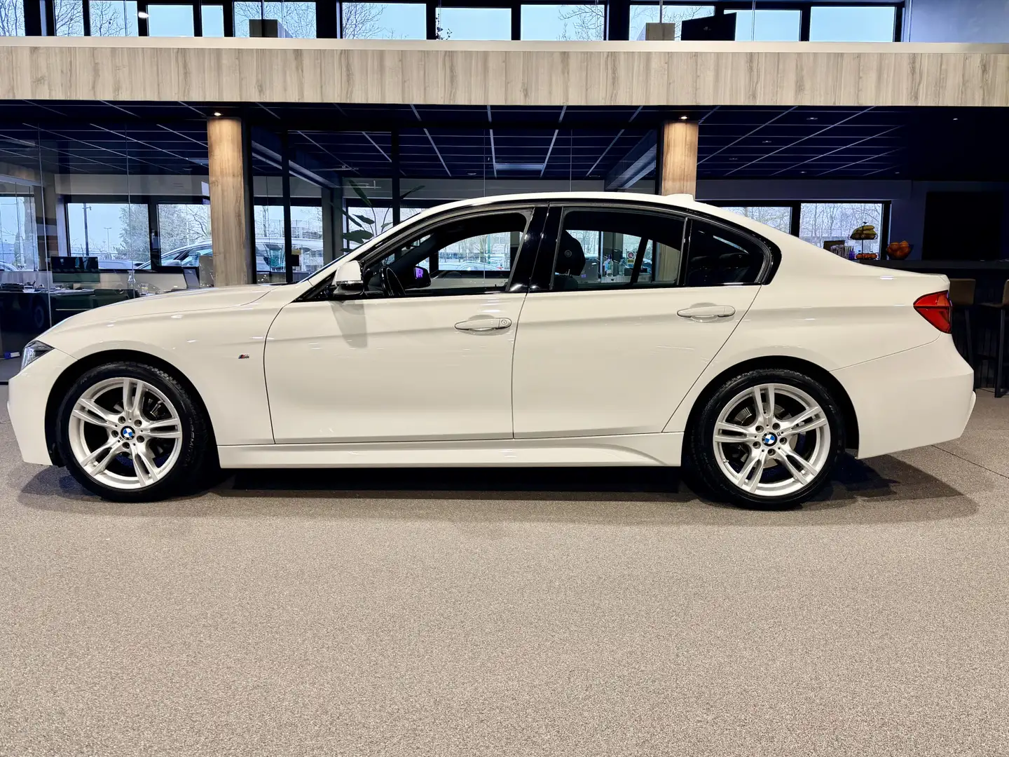 BMW 318 3-serie 318i Executive M-Sport | Automaat | NAP | Weiß - 2