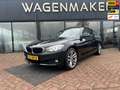 BMW 320 3-serie Gran Turismo 320i High Executive AUT|NAVI| Zwart - thumbnail 1