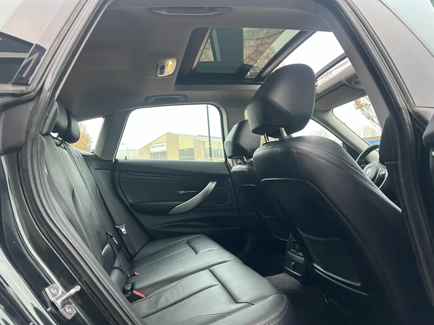 BMW 320 3-serie Gran Turismo 320i High Executive AUT|NAVI| Zwart - 2